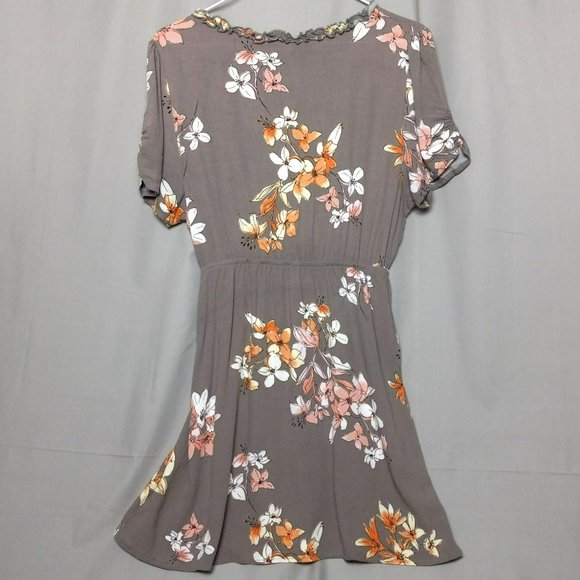 Xhiliration Spring Ruffle Gray Floral V Neck‎ Short Sleeve SZ L Women's Dress - Picture 2 of 9